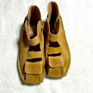 Yolee woman’s leather Sandals Size 7